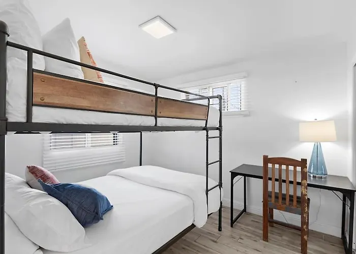 Featherlight With Bbq And Hot Tub In Downtown Apartment