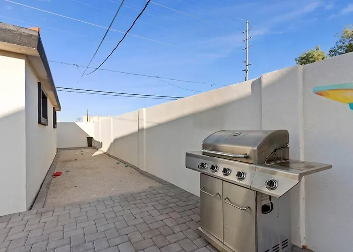 Featherlight With Bbq And Hot Tub In Downtown *