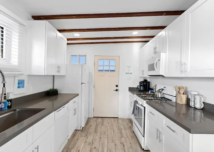 Featherlight With Bbq And Hot Tub In Downtown Apartment