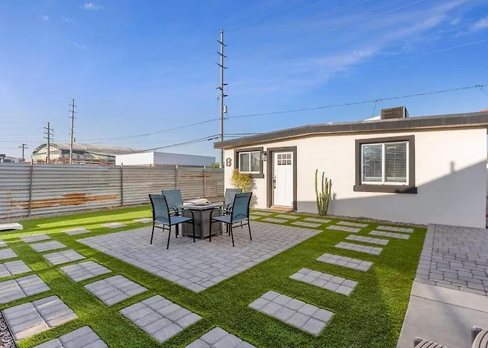 Featherlight With Bbq And Hot Tub In Downtown