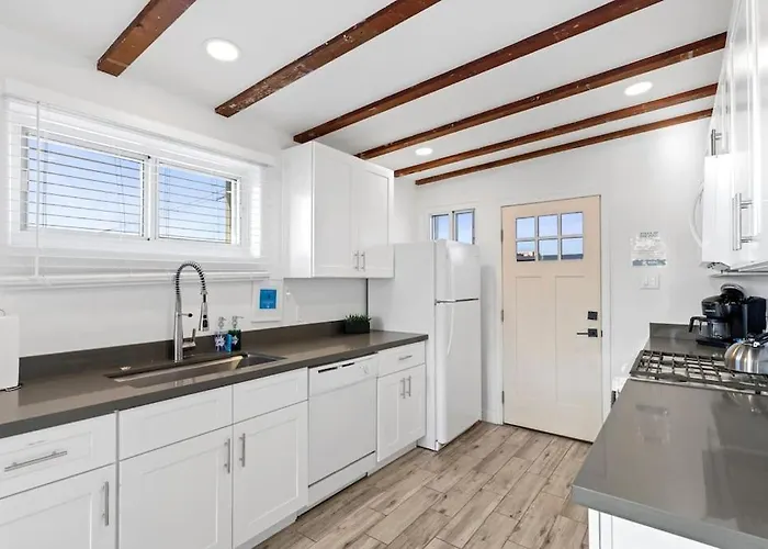 Featherlight With Bbq And Hot Tub In Downtown Apartment